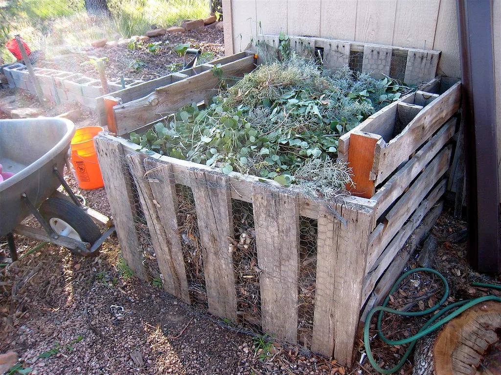 Composter ses déchets organiques au jardin avec un bac à compost